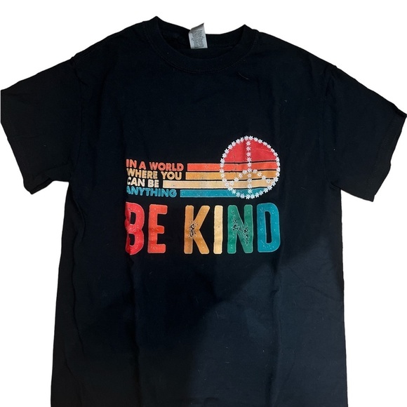 Gildan Tops - BE KIND Tshirt, black, Sz Sm